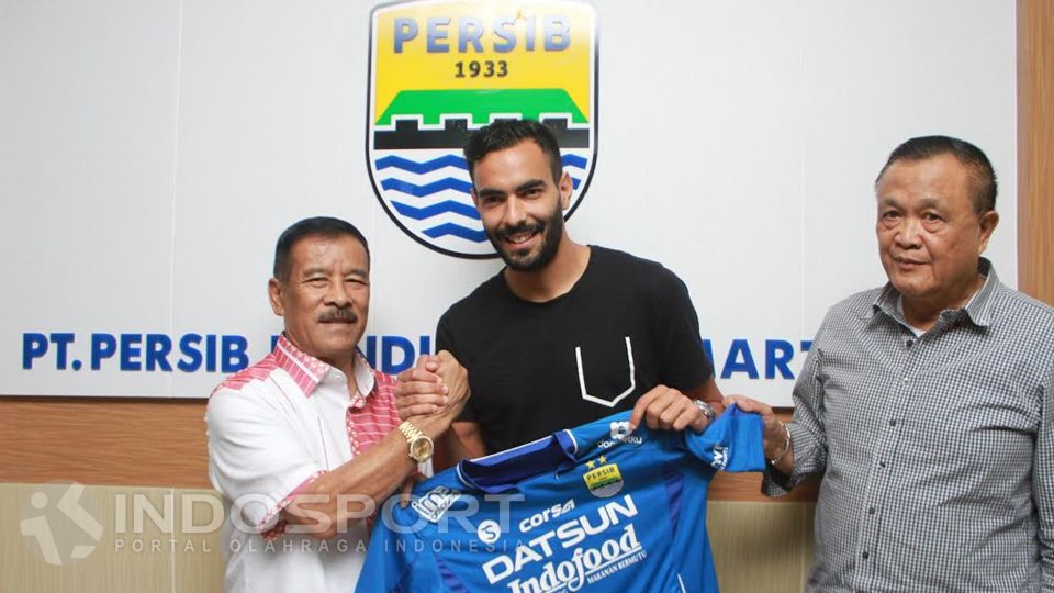 Manajer tim Persib Bandung, Umuh Muchtar saat memperkenalkan pemain anyarnya, Marcos Flores. Copyright: &copy; Ginanjar/INDOSPORT